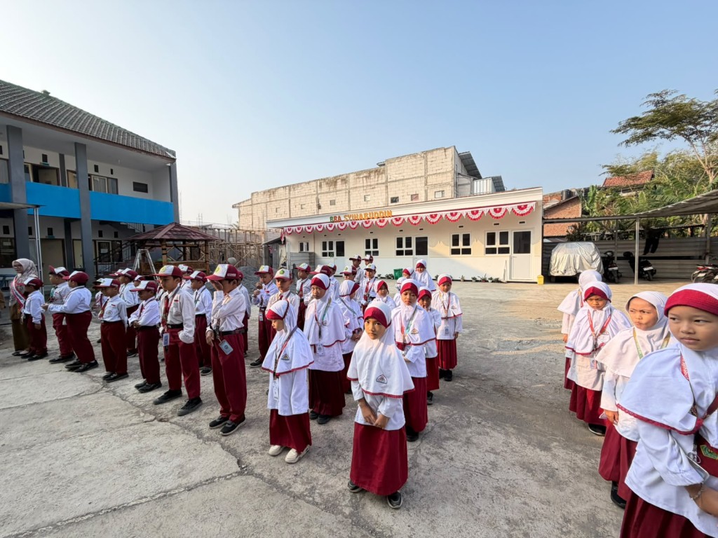 Khidmat dan Semangat: Upacara HUT ke-81 Kemerdekaan RI di MI Syihabuddin